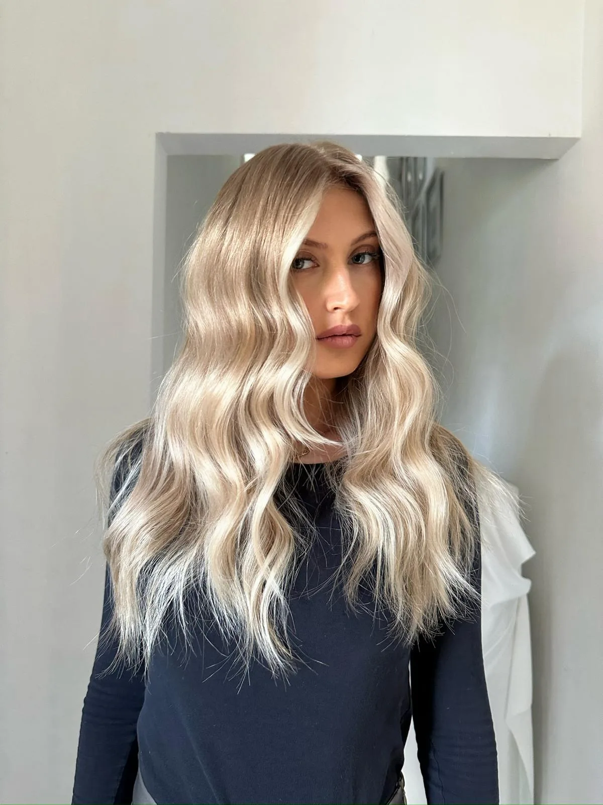 Modèle blonde balayage après transformation