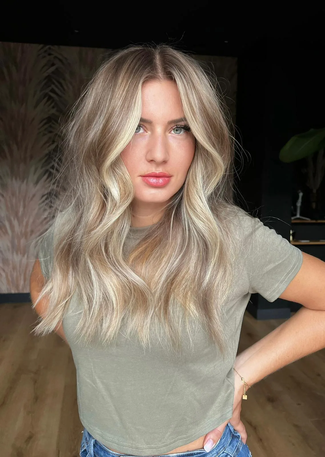 modèle seule cheveux clairs mèches dorées texture lisse
