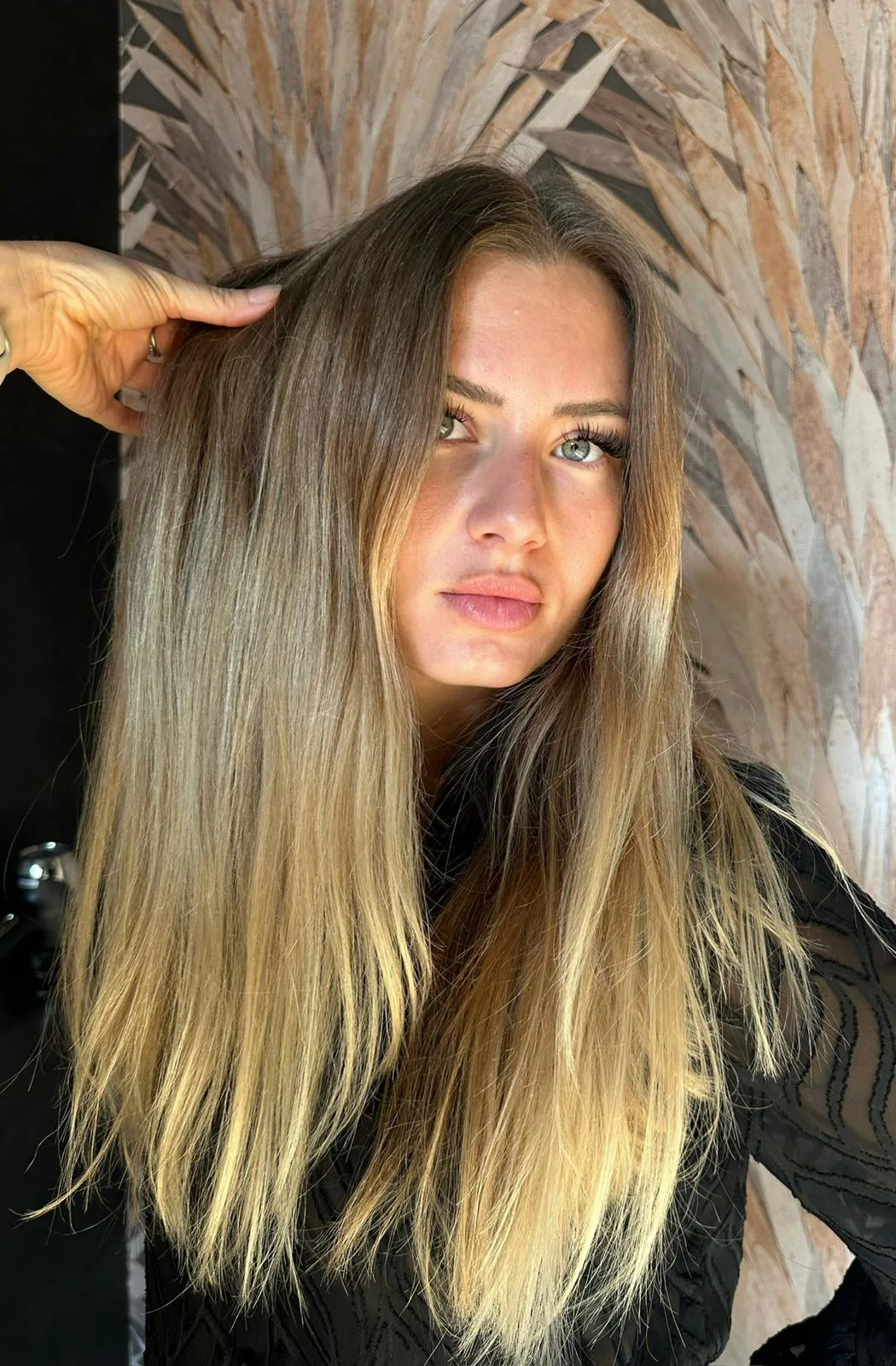 modèle seule, cheveux ombré balayage nuances dorées et miel