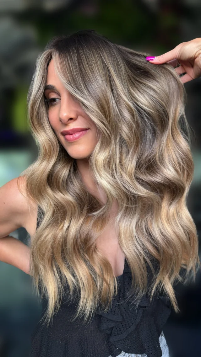 Zoé a été ma modèle sur ma formation module premium et voici la pépite !!!Enfin avant que je fasse une cata… qui veut une vidéo anecdote sur ce qui s’est passé avec Zoé ?? Dis le moi en commentaire 🤣🤣Mais bref, j’ai repris son balayage en 3 zones, pour lui redonner de la lumière. L’objectif est qu’elle n’est pas d’entretien sur les prochains 1 an et demi, jusqu’à ce qu’elle revienne me voir ;)EVIDEMMENT, que j’ai gommer ses longueurs, inutile de poser la questionEt le résultat et bah vous le voyez. Le color secret bientôt disponible sur mon compteMerci Zoé de ta confiance!#formationcoiffure #diagnosticcapillaire #balayage #coiffeuseformatrice #formationcoloriste