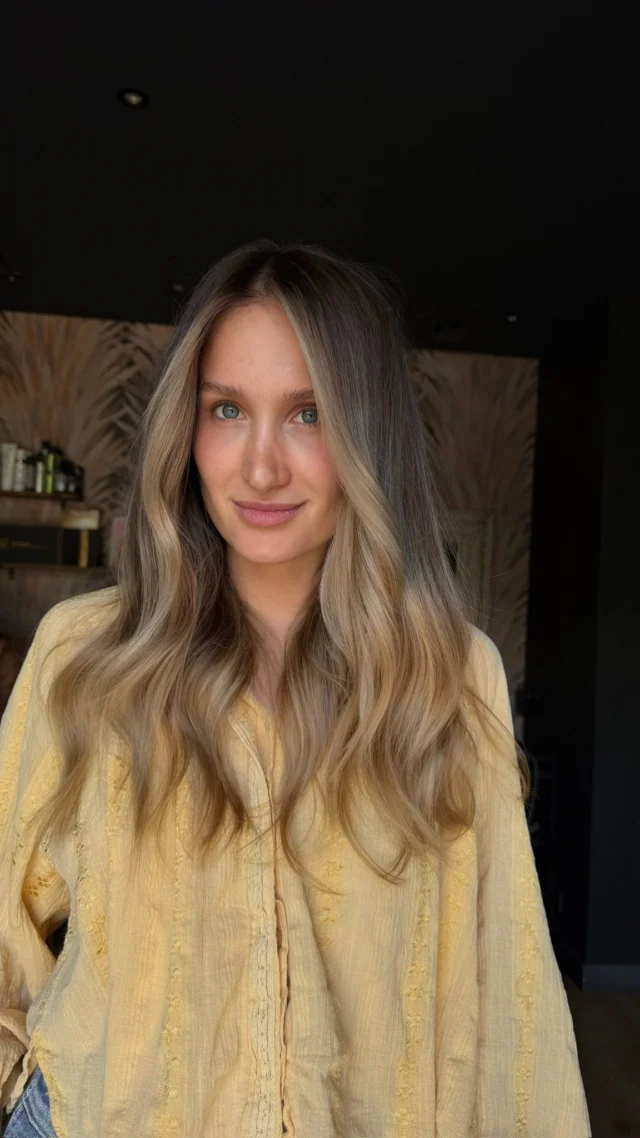 ⚠️ Pour connaître la recette de cette transformation, ABONNE-TOI ! La color secret de Victoria sort demain sur mon Instagram !!Si les excès ne sont pas bons pour la santé… ils ne sont pas bons non plus pour la décoloration. 🙅‍♀️
Victoria, c’est une cliente que j’ai depuis trois ans. Elle vit une partie de l’année à l’étranger Bangkok, Genève, les États-Unis. Et à chaque fois qu’elle revient me voir… c’est parce qu’elle n’est pas satisfaite.Démarcation trop marquée. Trop décolorée. Un résultat pas naturel. Et surtout : l’obligation de retourner chez le coiffeur dès que ça repousse. Tout ce qu’elle ne voulait pas.Elle ne se sentait pas sublimée. J’étais totalement d’accord avec elle.Objectif : lui redonner quelque chose de naturel. Qui repousse bien, qui vit bien pour qu’elle n’ait plus à stresser chaque fois qu’elle est loin de chez elle.#balayage #catherinebonarini #coiffeuseinternationale #sublimersansdénaturer #coiffeuseformatrice