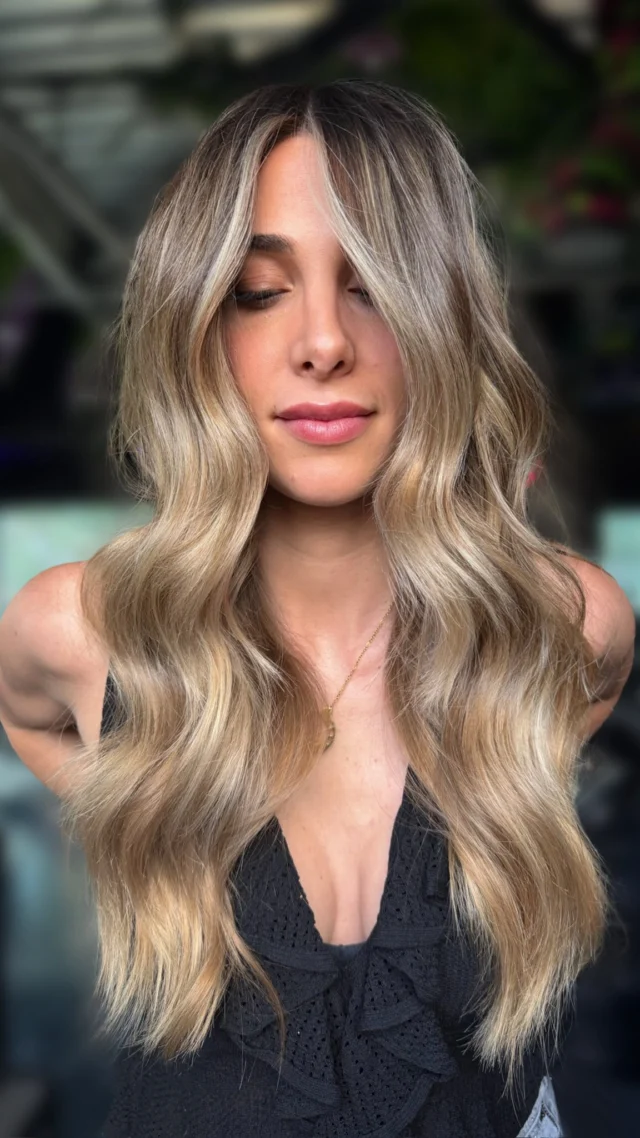 Gommer sensibilise le cheveu, ce que tu fais c’est du wet balayage, le gommage oxyde !!
C’est ce que j’entends tout le temps alors que c’est totalement faux !!Moi c’est Catherine BONARINI, coiffeuse et formatrice donc Abonne toi pour d’autres conseils coiffure. ;)Si tu as toutes ces croyances et que le gommage te fait peur je vais te prouver le contraire dans cette vidéoDéjà le gommage ne doit pas oxyder ton cheveu,  et si c’est le cas que tu ne réalises pas ton gommage correctement.
Ensuite un bonne application du gommage ne fragilise pas la fibre, sauf si vous me le faites au 30 volumes 😂Et finalement, il faut absolument différencier un gommage d’un wet balayage puisque c’est 2 prestations totalement différentes.Donc déjà pourquoi c’est indispensable ? c’est indispensable de faire cette étape parce qu’on ne fait pas de neuf sur du vieux ! On ne refait pas de balayage sur une ancienne coloration créative !
Pour imager le truc, tu ne va pas peindre un mur en rouge s’il est vert, tu vas d’abord devoir le poncer, le nettoyer, voir le repeindre en blanc pour finalement le repeindre en rouge, on est d’accord ? Et bah c’est la même chose pour les longueurs de tes clientes.Ensuite, cette étape est à faire une fois que tu as fini de monter ton balayage, avec le restant de ta poudre de décoloration, tu l’appliques grossièrement sur des sections large, et penser à bien brosser et à fondre le produit sur les longueurs avec vos doigts ! Tu fais ça sur toute les longueurs, si c’est nécessaire de le faire partout hein !! On trie les mèches décolorées et celle qui ne le sont pas et il faut que ta poudre sèche presque instantanément. Et. c’est. tout !!!Donc conclusion, on gomme car l’objectif va être de récupérer votre fond de décoloration d’origine, (ET NON ÇA NE BOUGE PAS LA BASE) donc on ne cherche pas à décolorer mais uniquement à nettoyer, pour appliquer une nouvelle coloration créative sur du neuf ;) et faites moi confiance vous allez redonner tellement de lumière à vos balayages !#catherinebonarini #gommagebalayage #formationcoiffeur #eugenepermaprofessionnel #balayagen