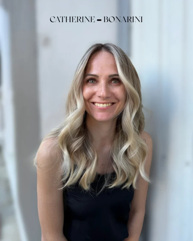 Le shampoing violet ce n'est pas un produit miracle.
C'est un produit technique.
Mal dosé, mal utilisé, il ternit la fibre et tue la lumière du blond.
Et ça été le cas de ma Caro
Elle se trouvait terne, jaune, limite grise et le blond avait perdu de son éclatHeureusement, sa base de 7 est une base idéale pour du blond. J'avais de la matière pour travailler vraiment cette base c’est du pain béni, un bonheur 🤩Donc Voilà ce que j'ai fait
J'ai repris le balayage pour ramener de la dimension à l'avant du visage, avec un contouring ciblé.
J'ai neutralisé les reflets gris et verts pour embellir sa base naturelle, pas la masquer.
Et surtout, étape non négociable : gommage avec le restant de la décoloration. On ne fait jamais du neuf sur du vieux. Jamais.🫡Colo créa en 10.21 + g.22 sur les longueurs. Racines en 6.21 + 7.12 pour le départ.Et là, on retrouve un blond lumineux, fondu, vivant.Coiffeurs coiffeuses, combien de clientes arrivent avec ce problème de shampoing violet mal utilisé ?
Dites-le moi en commentaire, et partagez ce post à une cliente qui a besoin de l'entendre.#balayageblond #coloristeexperte #formationcoiffure #blondlumineux catherinebonarini