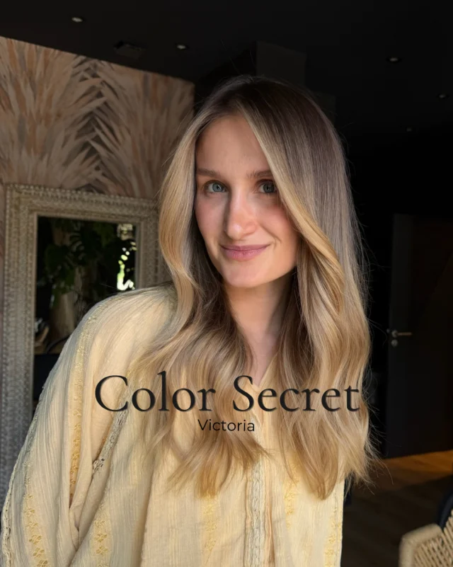 Color Secret • Victoria. 💛
Et toi, dis moi, tu aurais fais quoi ?Trois ans qu’elle est ma cliente. Trois ans qu’elle revient de ses voyages à l’étranger avec une couleur qui ne lui ressemble pas.
Bangkok. Genève. Les États-Unis. À chaque fois, trop décolorée, contour trop marqué, pas naturel. Une couleur qui la forçait à retourner chez le coiffeur dès que les racines apparaissaient.Elle ne se sentait pas sublimée. Et elle avait raison.
L’objectif était simple : lui rendre sa liberté.Une couleur qui repousse bien, qui vit bien pour qu’elle n’ait plus jamais à stresser loin de chez elle. Swipe pour voir comment j’ai procédé →
Et voici la color secret :6.21 moitié 7.12 et un peu de 7.8 au 5
10.23 au 9 sur les longueursSublimer sans dénaturer. Toujours.
Abonne-toi pour ne pas rater les prochains Color Secret 🔔#colorsecret #balayage #colorationcreative #coloriste #coiffeuseformatrice