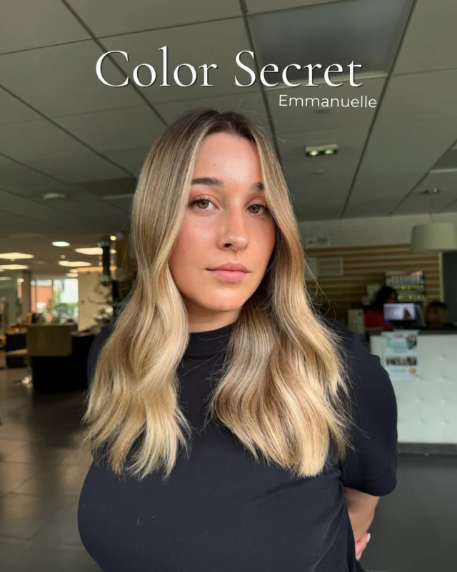 Color Secret • Emmanuelle🤎L’objectif : remonter le balayage, apporter un blond sablé lumineux, le plus naturel possible et zéro entretien derrière.One year old balayage. Same client. More light needed. ✨
Lifted, toned, transformed with zero maintenance after.Sublimer sans dénaturer. Toujours.Ces fondus au rinçage… je meurs pour ces visuels. 🤍Coloration créative
Racines → 6.21 + G08 + une pointe de 5.12
Longueurs → 10.23 + soin beige en plus sur le contouringFormula:
Roots → 6.21 + G08 + touch of 5.12
Lengths → 10.23 + beige treatment on contouringEt le résultat final ? Une chevelure lumineuse, naturelle, qui repousse bien et qui lui ressemble parfaitement.Sandy blonde. Natural finish. Perfect grow-out.
This is what low-maintenance hair looks like. 🤍Dis-moi ce que t’en penses en commentaire 👇
Et abonne-toi pour ne rien rater 🔔Save this formula 🔖✦ About me
French colorist & hair educator based in Annecy, France.
25 years of expertise · 900+ hairdressers trained · Ambassador EP • GHD • OLAPLEX
Specialising in balayage, creative colour & low-maintenance hair.#colorsecret #balayageblond #sandyblonde #blondnaturel #sublimersansdénaturer