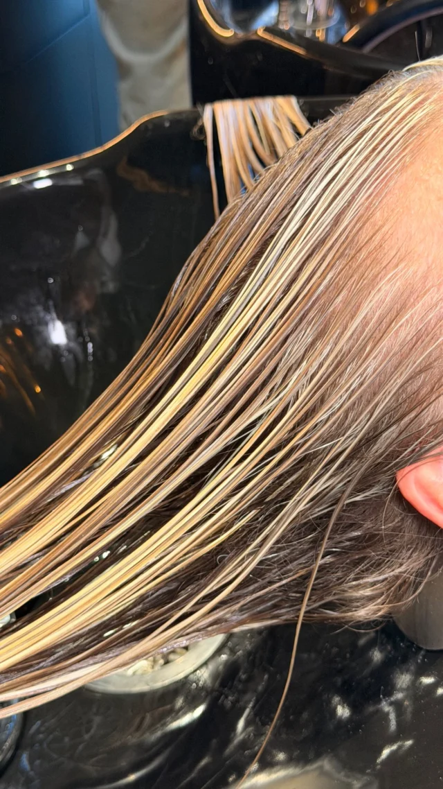 Le fondu parfait pour tes balayages, ça ne se joue pas sur la longueur. Ça se joue sur les départs.C’est l’erreur la plus fréquente que je vois en formation : une belle application de colo créa sur les longueurs, mais des départs mal travaillés. Et du coup, un fondu qui ne fusionne jamais vraiment.Dans cette vidéo, je vous montre exactement comment j’applique la coloration créative sur les départs pour obtenir un résultat naturel et progressif. Chaque geste compte ! l’angle, le peigne, la quantité de produit.25 ans à travailler la couleur m’ont appris une chose : c’est dans les détails d’application qu’on reconnaît une vraie coloriste.Sauvegardez cette vidéo !  vous y reviendrez. 👇#colorationcreative #astucescoiffeurs #balayage #formationcoiffure #france