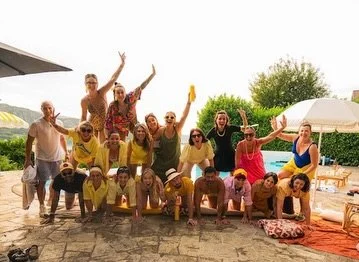 Ce tout ce qu’il nous resteras pour longtemps enfin pour moi 💛😅
Des moments inoubliables, de l’échange, de l’humain et beaucoup beaucoup de mal de crâne parce que on a beaucoup travaillé même si c’est ce que je montre le moins .
4 jours très intense d’apprentissage 💛Cette première session Summer sera gravé à jamais mon ma première winter 💛💚Merci infiniment à @lagodasylvie qui a géré toute la partie administrative et toute l’organisation, elle est un pilier énorme dans cet évènement, elle me permet de rester libre et disponible. Alors je te remercie infiniment Ma Doucette pour tout ce que tu fais pour moi.Bien évidemment, mon mari @cyrilbonarini pour moi, c’est un rêve de développer nos formations ensemble💛Mon Videaste @se_agency73 parce que au final je crois que c’est lui qui travaille le plus🤣🤣🤣🤣 je le recommande à toute la planèteMais aussi @moot_events pour l’endroit paradisiaque et la soirée qu’elle nous a concocté@hotel_beauregard_ qui offre une vue, merveilleuse et une qualité de séjour incroyable 🥰