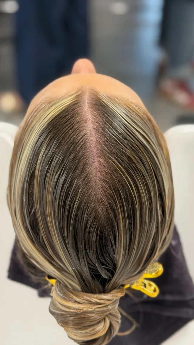 MAÎTRISER SON TEMPSÇa paraît anodin de faire une vidéo dessus, mais la question revient souvent en formation alors que ça me paraît être une compétence indispensable dans le monde de la coiffureTu es obligé en tant que coiffeur de savoir maîtriser ton temps, typiquement dans la vidéo, je parle de maîtriser son temps au niveau du temps de pause de ta coloration créative, mais en réalité, la gestion du temps dans ce métier est quotidienne ! apprendre à maîtriser son temps c’est tout aussi important dans la technique que dans l’expérience client✨Ici, j’ai mis un point d’honneur sur le temps de pause de la coloration créative, ça me paraît évident que deux scénarios s’offrent à toi:
1. Le premier, c’est que ton temps de pause est égal partout et que tu peux rincer tout en même temps. (ce scénario, c’est le plus beau.🤣)
2. Le deuxième, c’est que tu aies besoin de rincer tes longueurs avant de rincer tes départs. (Et ça c’est ok)Vous vous doutez bien que le troisième scénario n’est pas envisageable. Celui où tu as besoin de rincer d’abord tes départs, mais que tes longueurs ont besoin encore de temps de pause…..😭
Comme je l’ai dit dans ce genre de situation, t’es mort dans le film.Alors dites-moi vous au quotidien en tant que coiffeur et coiffeuse comment vous gérez votre temps et quelles astuces vous avez mis en place pour que le temps ne soit pas votre ennemi ? 🤓
Si tu veux connaître mes astuces, je t’attends à mes prochaines formations😉😉