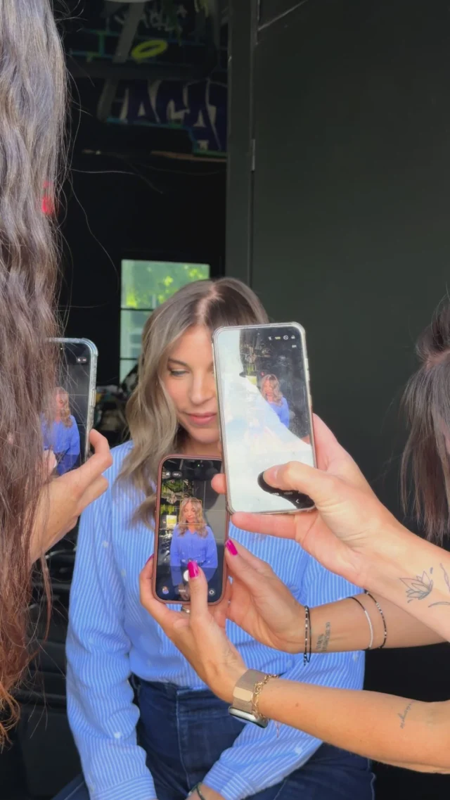 Je vais être honnête avec vous… j’ai failli ne pas publier ce Réel. 😅Parce que ce balayage ? C’est pas le mien.C’est mes élèves qui ont fait ça.Et franchement je suis jalouse. (Enfin, jalouse dans le bon sens du terme. Celle qui est tellement fière qu’elle pique la photo 😂)Voilà ce que ça fait de former des mains qui deviennent plus précises que ce qu’on aurait pu imaginer.Cette lumière, ce fondu… elles ont bossé, elles ont progressé, elles le méritent.Moi je les regarde et je me dis : c’est pour ça que je forme depuis 7 ans.Si toi aussi tu veux atteindre ce niveau de maîtrise du balayage → les futurs dates de formations sont en lien dans ma bio 🔗 ou sur mon premier post#formationcoiffure #balayage #coiffeuseformatrice #formationbalayage #coloriste