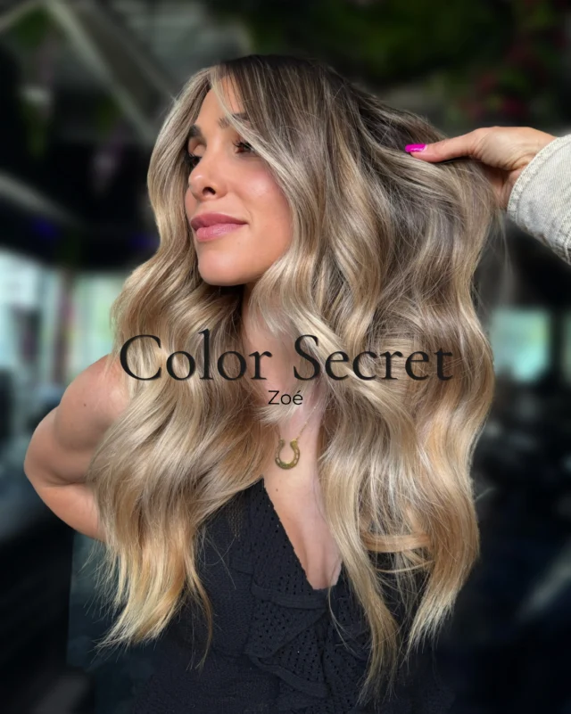 Le fameux color secret tant attendu de Zoé. 🤎J’ai monté mon balayage en 3 zones (1 — 2 — 4) avec 28 placements au total. L’objectif, et ne l’oubliez jamais, c’est de garder de la profondeur pour préserver sa base naturelle et lui éviter tout entretien derrière.✨ La recette color secret de Zoé :Contouring → Soin beige + 10.23
Racines → 5.12 + 5.00
Longueurs → 10.23Et évidemment, avec mon reste de décoloration, je suis venue gommer les longueurs pour retirer l’ancien gloss et l’ancienne coloration créative… car…suspense…On ne fait pas du neuf sur du vieux !! 🙅‍♀️
La base doit être saine pour que le résultat soit juste. Toujours.Pour une chevelure aussi longue et aussi épaisse, je n’ai utilisé que 80 grammes de produits. Pas plus. Parce qu’un bon balayage, ça ne se mesure pas en quantité ça se mesure en précision.Donne-moi ton avis sur cette beauté. Je t’attends en commentaire 👇
ET ABONNE TOI 🩷🩷#colorsecret #balayage #colorationcreative #contouring #coloriste