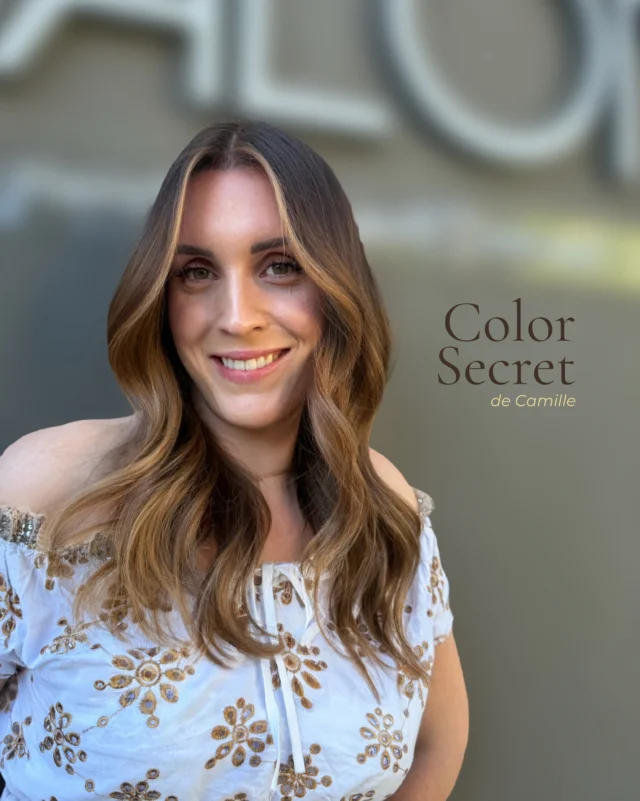 Le color secret de Camille, de la brunette qui ne reviendra plus jamais au blond grâce à moi . 🤎🤪Donc on remet de la lumière au niveau du contour du visage, on retire l’aspect mat des longueurs, et on redonne ce côté sable lumineux qu’elle adore.✨ La recette :
Contouring →6.21
Longueurs → G34 + ⅔ de 8.23 au biberonTous avec Eugène Perma EVIDEMMENTPas de révolution. L’évolution parfaite.Donne-moi ton avis en commentaire ET abonne-toi pour d’autres coloration secrètes 😉😉#colorsecret #balayage #colorationcreative #contouring #catherinebonarini